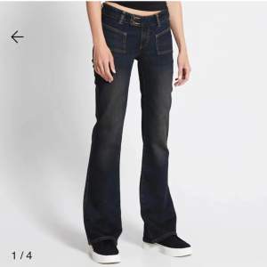 BYTER!‼️ Byter med en S om du har                           Helt ny, pris lappen är fortfarande kvar. Snygga svarta bootcut jeans med hög midja och coola fickdetaljer. Perfekta för en avslappnad men stilren.