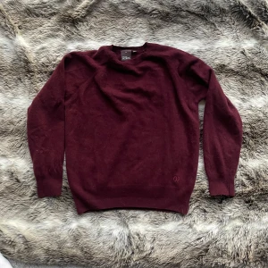 KASMIR & ULL TRÖJA - Hej!  Säljer nu en riktigt snygg tröja från Oscar Jacobsson i Kashmir & ull. Storleken är Medium men sitter S/XS. Skick 9/10. Nypris: runt 1000kr. Mitt pris: 399kr. Ställ gärna frågor!! 