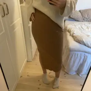 Beige ribbad midi kjol med slit på ena sidan. Tajtare resår vid midjan. Bra skick och endast använd en gång.