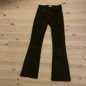 Bootcut jeans  - Super snygga low waist jeans från lager 157! Dem är uppsydda nere i benen för dem var för långa💖💖skriv för mer bilder. 