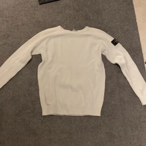 Stone Island tröja - Säljer nu min tröja från Stone Island i storlek L. Pris kan diskuteras vid snabb affär.