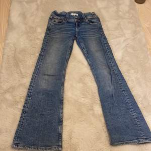 Säljer ett par snygga blå jeans från Gina Tricot i storlek 134. De har en bootcut-stil och är i bra skick. Perfekta för både vardag och fest! 🕺