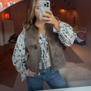 Päls väst - Säljer denna sååå snyga päls väst dör för den🍁🍂🍂🍁🍂så fin nu på hösten