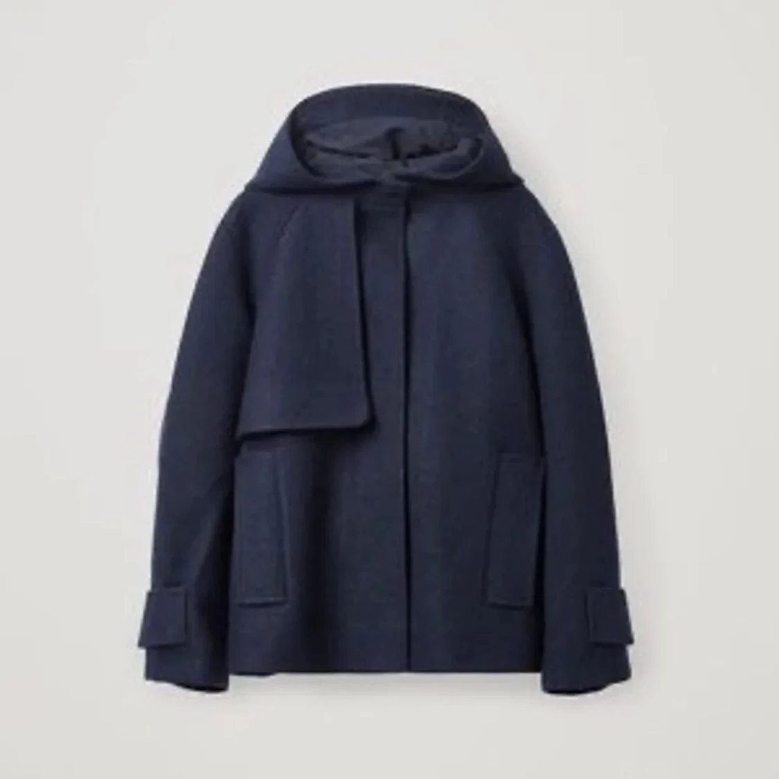 Mörkblå kappa med huva