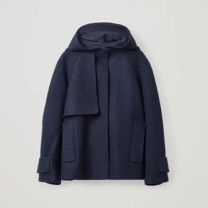 Mörkblå kappa med huva - Säljer min kappa från cos nu i ull så väldigt varm och bra till vintern men kommer tyvärr inte till användning längre.