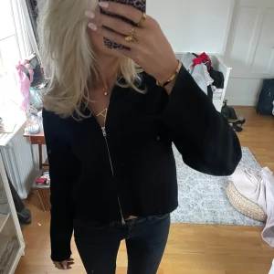 Cardigan - Säljer dessa populära cardigan från Åhléns 💕Perfekt nu till hösten! Storlek M men passar S och XS med.