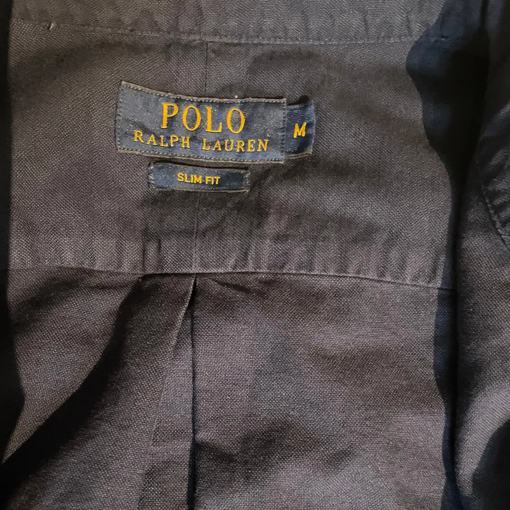 Säljer en snygg Ralph Lauren skjorta i bra skick. Nypris:1500kr mitt pris:439kr.      Pris kan diskuteras vid snabb affär. Skjortor.