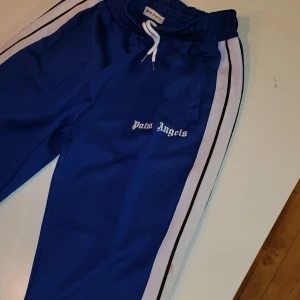 Blå byxor - Aldrig använda. Dom var stora för mig 