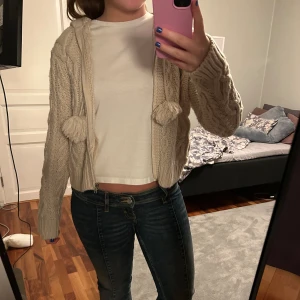 Stickad kofta med dragkedja  - Har aldrig använt och är därför i perfekt skick. Super snygg och mysigt kofta, värt att köp!
