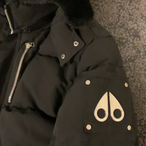 MOOSE KNOCKLES LIMITED EDITION - Moose knockles jacka i bra skick. Möts upp i Stockholm annars är det frakt som gäller. Denna mooseknockles verision är svår att få tag på så passa på! Perfekt för de kalla vinter dagarna! Storlek L men sitter som M!