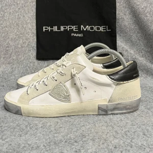 Philippe model skor - Sjukt feta philippemodel skor. Skicket är top tier 9,9/10 använd endast 1-3 gånger. Storlek 40 men passar 41. Endast skorna ingår. Självklart äkta nypris 4000kr