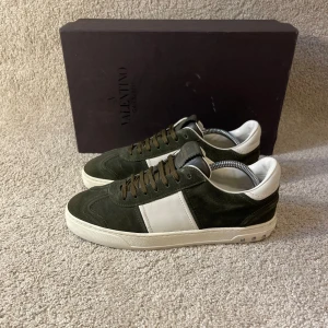 Valentino Flycrew Skor - Gröna Flycrew Skor, storlek 40 men passar upp till 41, skopåse & kort ingår.