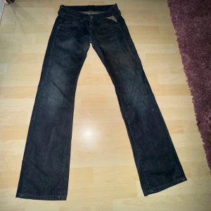 Mörkblå lågmidjade bootcut jeans från Replay - Säljer ett par snygga mörkblå jeans från Replay. Dem är lågmidjade och utsvängda