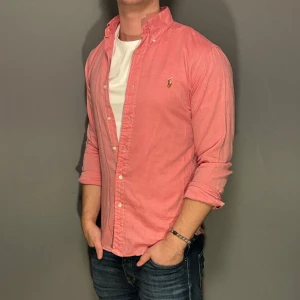 Ralph Lauren ”Chambrary” skjorta - Hej säljer nu min fina Ralph Lauren ”Chambrary” skjorta i storlek S. Den är i nyskick och kommer vara otroligt snygg i höst/vinter. Nypris cirka 1500kr! Vi kommer att sälja liknande produkter nu närmare vinter så glöm inte följa profilen!🌊🍾