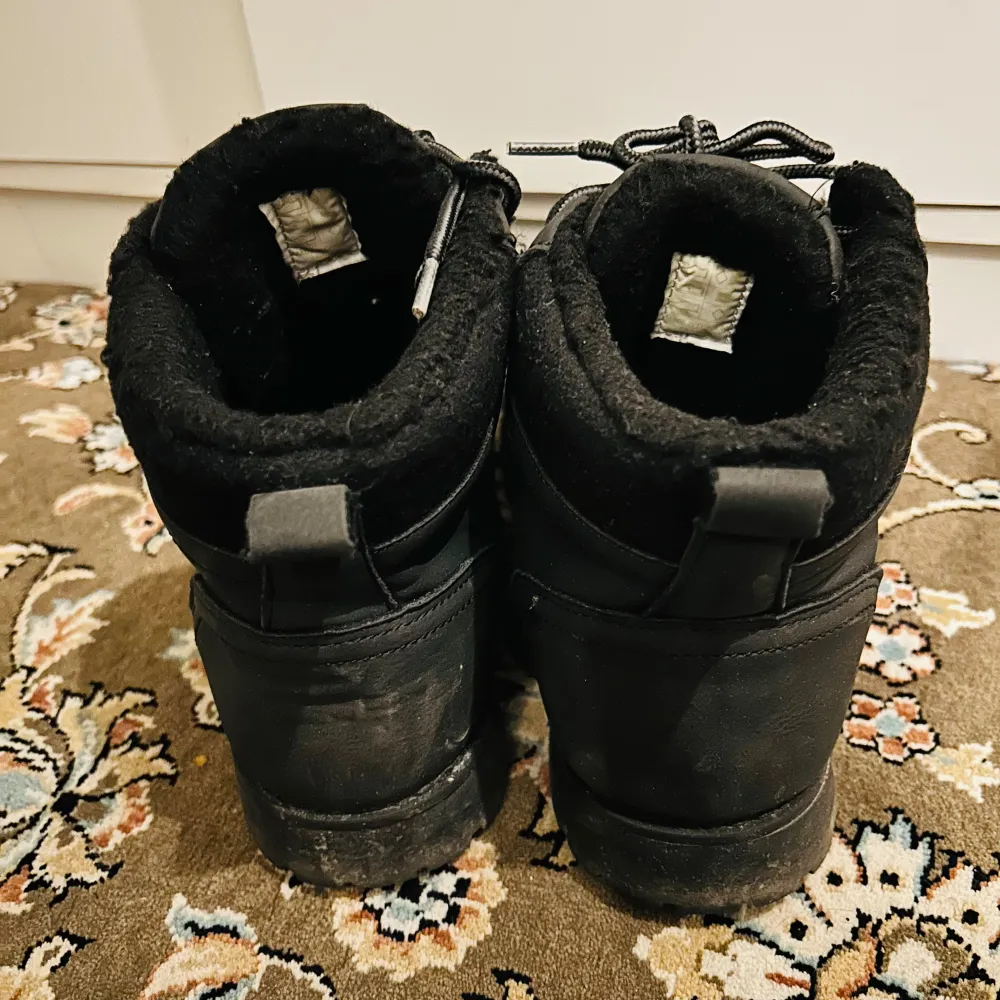 Säljer ett par svarta boots från Pier One i bra skick. De har snörning och är fodrade för extra värme. Perfekta för höst och vinter med en robust sula som ger bra grepp. Stilrena och bekväma för vardagsbruk.. Skor.