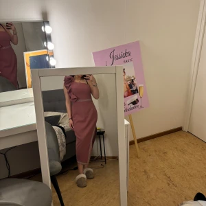 Klänning - En smutsrosa festklänning! Använt 1 gång, mycket bra skick! Ordinarie pris 2000kr