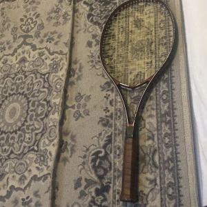 Tennis rack vet inte vad den kostar  - Stil
