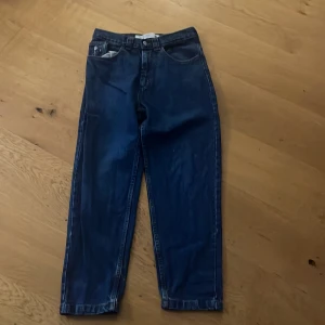 Polar skate denim 92 - Fina byxor från polar skate denim 92. 100% bomull med en semi baggy stil med avsmalnade ben nertill. Inköpta för 1300 och sparsamt använda. 