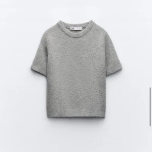 Grå stickad tröja från Zara - Säljer denna superfina grå stickade tröjan från zara, den är inte använd alls mycket då den tyvärr inte passade mig🫶🏼