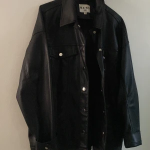 Skinn jacka - Säljer denna skinnjacka från NAKD, storlek 38, oanvänd och bra skick. Perfekt till våren💘
