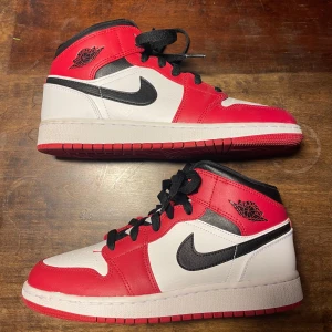 Jordan 1 Chicago mid  - Ny skick! Endas testat inomhus. Säljs för mellan säljas för ca 3500kr på sneakers store och stock x 