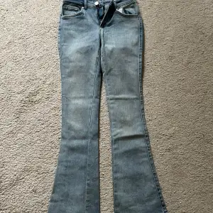 Ljusblåa bootcut jeans i storlek 36