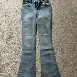 Ljusblåa bootcut jeans - Ljusblåa bootcut jeans i storlek 36