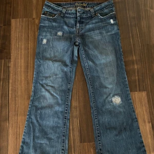 Låg midjade jeans American Eagle - Säljer ett par snygga vintage jeans från American Eagle, de är bootcut och lågmidjade. De är i bra skick med noll defekter och har en normal passform. Säljer pga att de inte kommer till användning längre.
