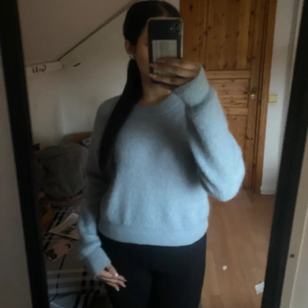Säljer en supermysig Light dusty blue stickad tröja från Lindex i storlek XS. Tröjan har en croppad passform och långa ärmar. Passar perfekt till både jeans och kjol! Nyskick, nypris 499 . Neuletakit & Villapaidat.