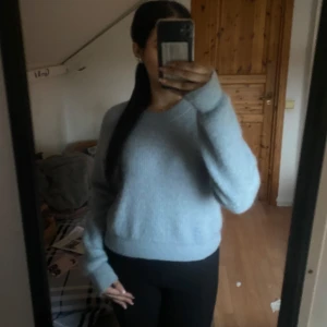 Stickad tröja  Lindex - Säljer en supermysig Light dusty blue stickad tröja från Lindex i storlek XS. Tröjan har en croppad passform och långa ärmar. Passar perfekt till både jeans och kjol! Nyskick, nypris 499 