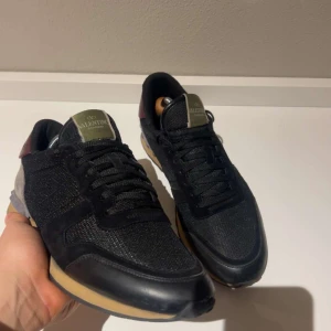 Valentino rockrunners  - Säljer nu dessa skjut snygga skorna || bra skick, cond: 8,5/10 || nypris: 6000kr, vårat pris: 2199kr (prutbart) || storlek: 43,5 (passar 44) || perfekta skor nu till vintern || hör av dig vid frågor! :)