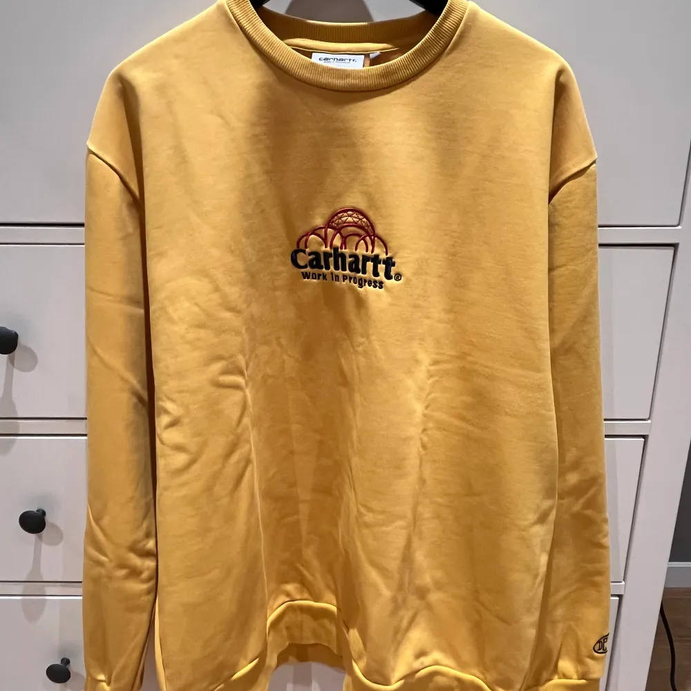 Sweatshirt från Carhartt i storlek xl. Jag på bilden är 185cm och har vanligtvis m eller l i storlek. Tröjan är lite stor på mig men går utmärkt att ”vika upp” lite som på bilden. Den är ganska tung och känns väldigt bra att ha på sig, den har inga fläckar eller hål. Skickas med postnord eller instabox.. Hoodies.