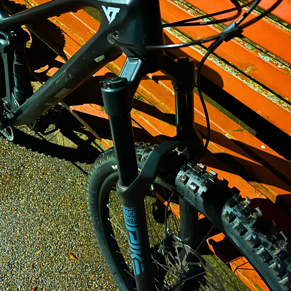 A fantastic mountain bike that has never disappointed, it goes very fast, suspension is amazing and even after riding it a couple times, it  still rides as new.  Bought for around 30,000Kr.  Send me a message for the website i bought it from or more pictures! 🤝. Övrigt.