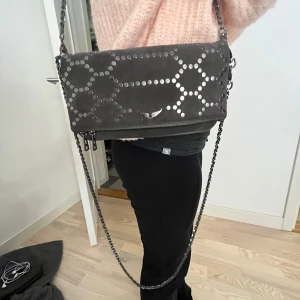 Zadig väska  - Säljer nu min super snygga Zadig väska som tyvärr inte kommer till användning💕💕Den har lite slitningar men inte något man tänker på, har två fickor med förvaring och får verkligen plats med ALLT!!💕💕