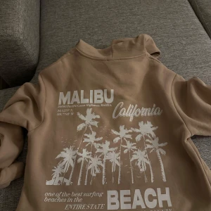  Hoodie  - En jätte fin hoodie som håller dig varm, är i bra skick aldrig använt🤍🤍