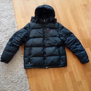 Ralph Lauren Puffer Jacka  - Säljer då den är lite för stor för min smak.   Har 2 små skador en vid performance taggen (kan skicka bild k dm) och sen den på sista bilden.   Har originella taggen kvar och den skickas med. Bara skriv i dm om du vill ha bild på den. 