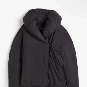 Premium downjacket hm  - Säljer den slutsålda dunjackan från hm! Nypris 1800kr.  Stor krage med en omlott-design. Jackan är helt ny med prislapp. Från hms premiumkollektion med dun! Råkade beställa två därav varför jag säljer! 