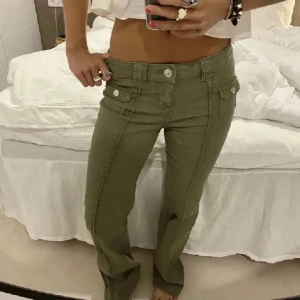 Gröna HM Jeans - Trendiga gröna byxor från HM! Storlek 32 men passar mig som vanligtvis har 34. Midjemått 35 men stretchig, Innerben 75.