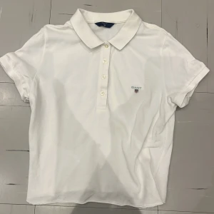 Gant tröja - jätte fin gant tröja i bra skick förutom ett litet håll vid lappen.