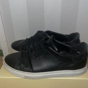 Arigato clean 90 läder  - Säljer mina riktigt feta Arigatos då de inte passar längre, modellen ”clean 90 läder” de är väl använda men har inga större defekter mer än små hål på insidan. Storlek 40. Kartong tillkommer.Skriv vid intresse😁