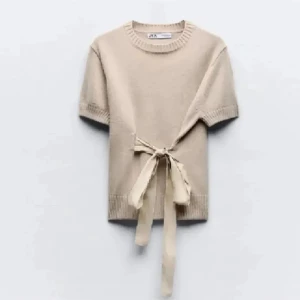 Beige kortärmad tröja med knyt - Säljer en superfin beige tröja från Zara. Den är kortärmad och har en snygg knytning i midjan som ger en unik look. Perfekt för höst och vår! Tröjan är i mycket bra skick och passar till både jeans och kjol. Storlek XL men passar mig som brukar ha S/M💕Lite nopprig men annars bra skick💗Pris kan diskuteras så kom med prisförslag 💞