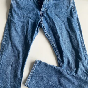 Weekday jeans Easy - Mörkblå Weekday jeans av modellen Easy i stl W 28 L 30