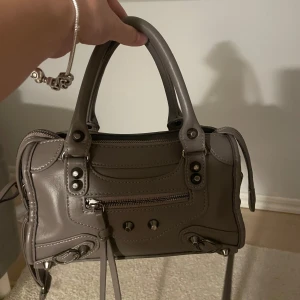 Grå handväska  - Supersnygg liten handväska ijättebra skicka utan defekter. Skriv för fler frågor eller bilder🥰