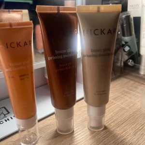 Priming Moisturizer från Hickap - Säljer två olika priming moisturizers från Hickap och även en bronzing drops. Perfekt för att ge huden en fin lyster och förbereda den för smink. Säljer pga fick dessa i min julkalender från hickup och de har aldrig kommit till användning så de är helt oanvända❤️säljer 90kr styck eller alla för 200. Hör av dig vid intresse<3
