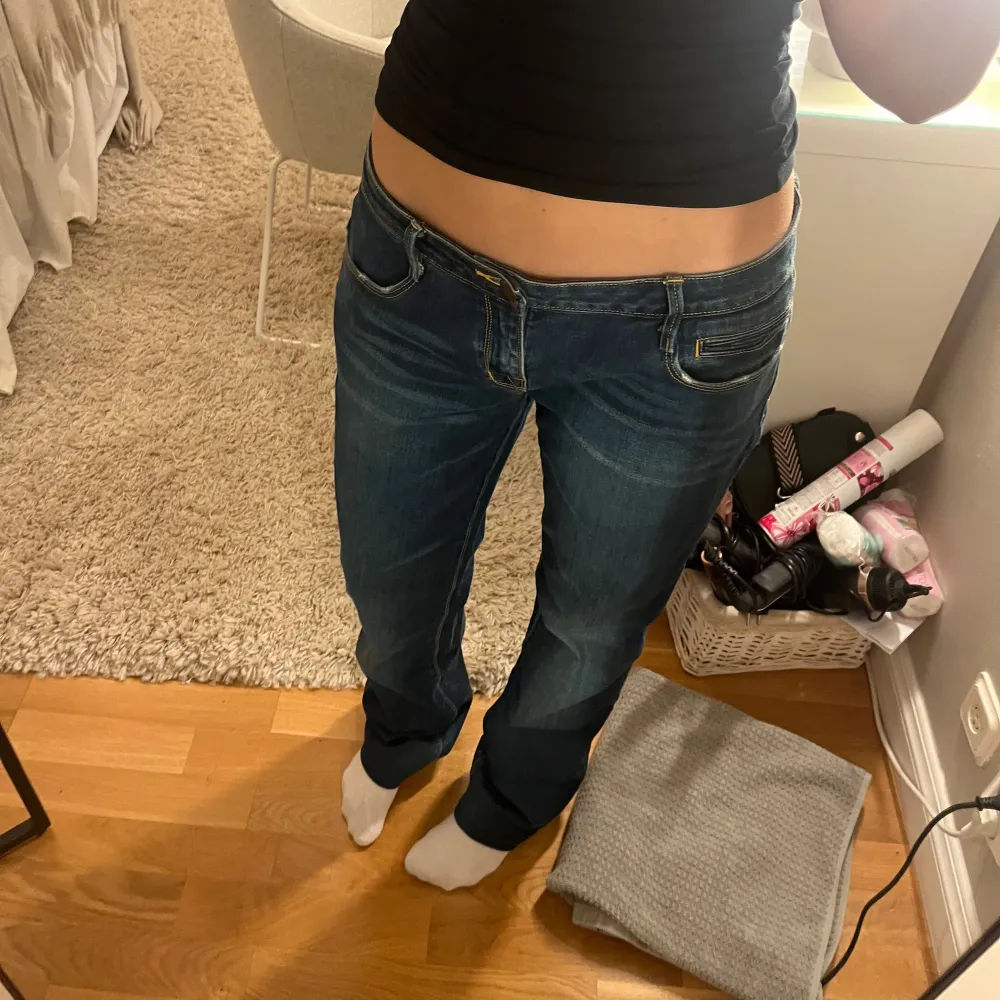 Säljer ett par snygga blå jeans i bra skick. Passformen är normal och de är riktigt bekväma att ha på sig. Stl 40 men skulle säga mer 36/38💞. Jeans & Byxor.