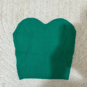Grön ribbad tubtopp - Snygg grön tubtopp i ribbat material. Perfekt för sommardagar eller en utekväll och under kavajen. Toppen har en tight passform och är axelbandslös. Köpt från shein! 💚