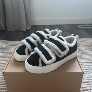 Svarta Inuikii sneakers - Säljer dessa Inuikii Sherling Low Velcro Black! Trendiga sneakers från Inuikii med vit fuskpälsdetalj!!! SLUTSÅLDA ONLINE!!! Storlek 37. Helt nya och oanvända då de var fel storlek för mig!🤩🤩Öppen för prisförslag. Lägg ett bud på det du kan tänka dig betala!! Högst bud vinner!!🤩