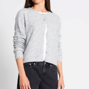 Grå kofta - Säljer denna jättefina koftan, som tyvärr inte kommer till användning. Pris kan diskuteras vid snabb affär 💓