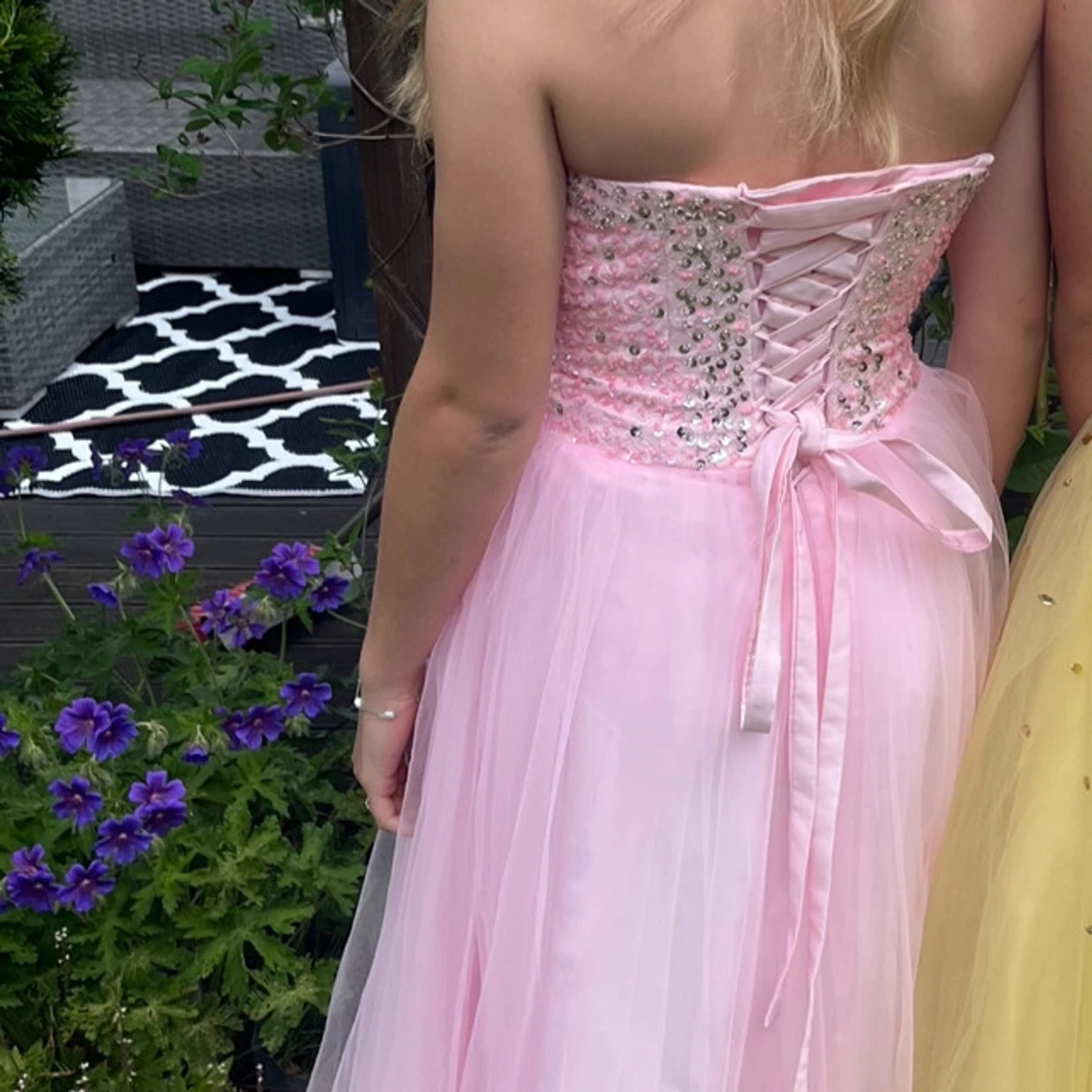 Rosa axelbandslös balklänning - 90