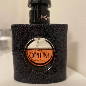 Black Opium parfym från Yves Saint Laurent - Black Opium från ysl, lite mer än halva kvar.